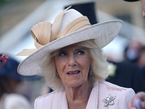 Ritkán látni így Kamilla királynét, nem tudta visszatartani a könnyeit