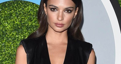 Emily Ratajkowski olyan gonosznak tűnik ebben a ruhában, hogy félünk tőle!