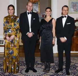 2018-ban, egy svédországi vacsorán a hercegné választása egy színes virágmintával díszített arany ruhára esett. Akkor több kritikát is kapott azzal kapcsolatban, hogy előnytelenül állt neki a kreáció. Ma viszont már nemcsak emiatt lepődnénk meg, ha újraviselné, hanem amiatt is, mert az utóbbi években inkább a letisztult, monokróm darabokat részesítette előnyben. 