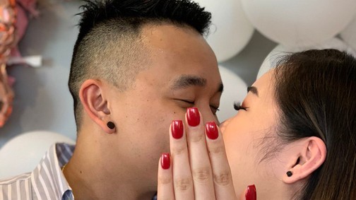 Megkérték a kezét, de nem volt manikűrözve a keze - A legviccesebb megoldás született