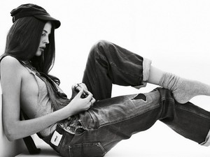 Fórizs Adina a Replay-nek pózolt