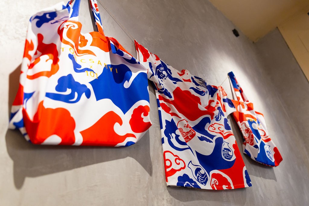 A TOMCSÁNYI X 101 limitált kollekció a kortárs magyar design és az ázsiai inspiráció találkozása, amely pólóval és tote baggel hozza el Budapest egyik legizgalmasabb divat-gasztro együttműködését