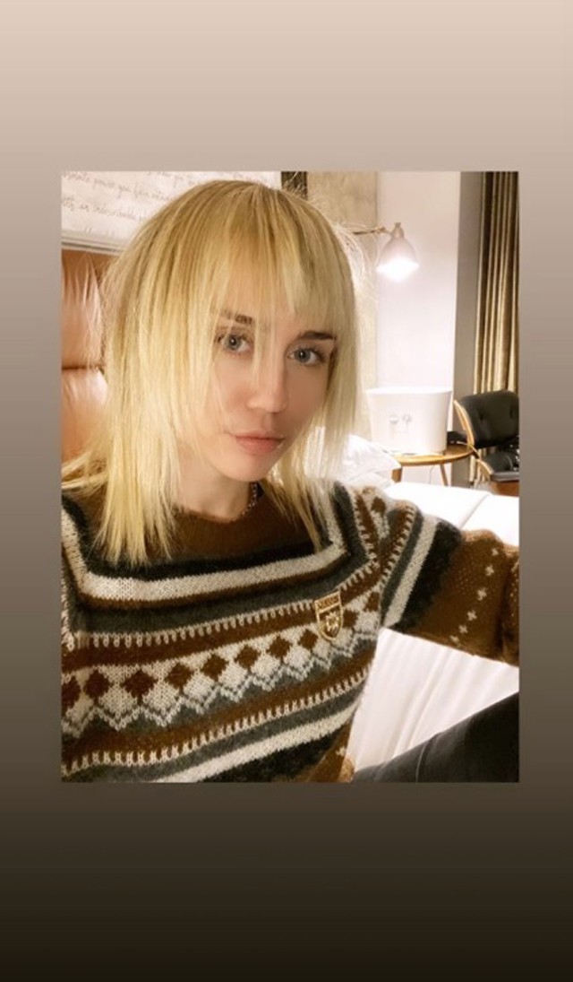 Miley Cyrus anyukája vágta le az énekesnő haját, ilyen lett az eredmény