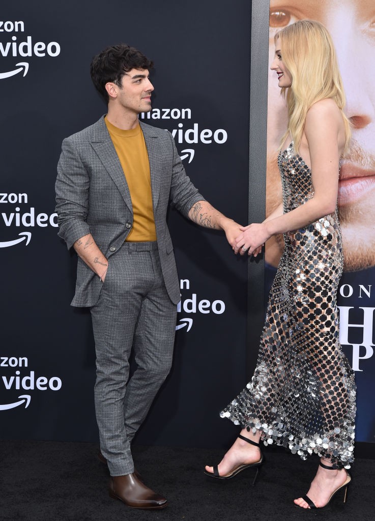 Joe Jonas és Sophie Turner egy Amazon Prime Video-premieren szerelmesen néz egymásra, 2019-ben.