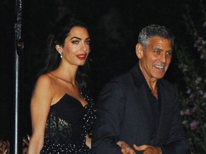 Amal Clooney vörös szőnyegre illő ruhát választott egy vacsorához!