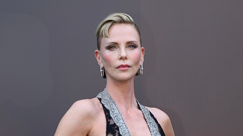 Charlize Theron az Odüsszeia pekingi premierjén kápráztatott el mindenkit