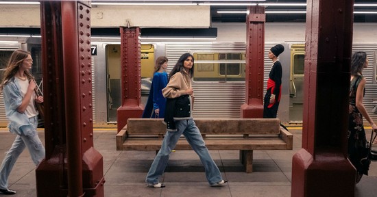 2026 tavaszának legnagyobb dobása: 5 farmer fazon, ami mindent leköröz majd