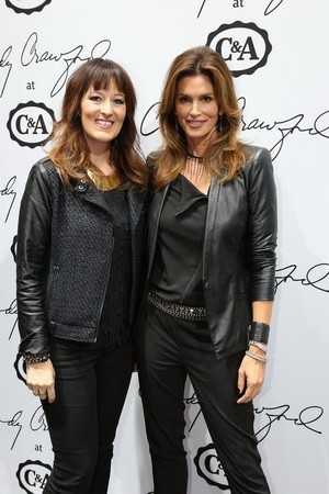 Cindy Crawford a kollekció bemutatóján, Düsseldorfban Sara Oakley-val, a Yessica divatkoordinátorával