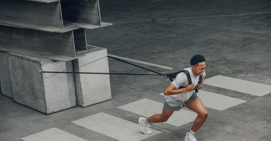Mindenki rajong a New Balance szürke sneakereiért
