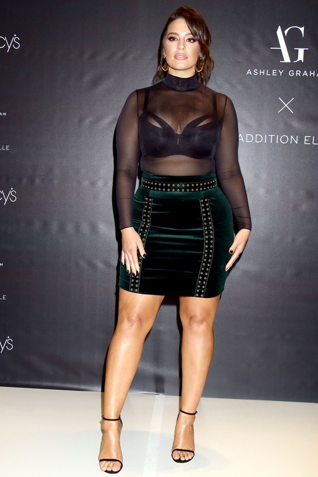 Ashley Graham újra szexizik, megmutatta életünk bársonyszoknyáját!