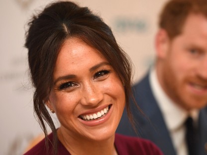 Csodálatos: Meghan Markle beugrott egy hatalmas tortát sütni egy cukrászdába