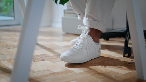 A tökéletes fehér sneaker – elegancia, kényelem és ikonikus márkák egy helyen