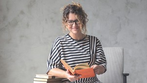 Veiszer Alinda a riporter, aki a történeteket keresi