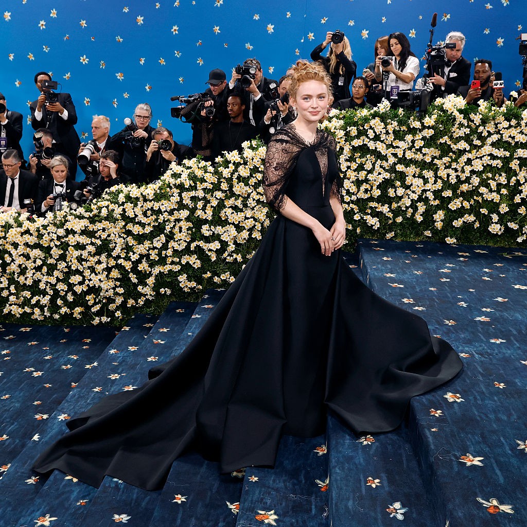 Élete első Met-gáláján egy drámai hatást keltő, fekete, uszályos Prada kreációban keltett hatalmas feltűnést. (2025)