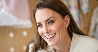 Kate Middleton sima fehér pólóban és Zara blézerben is ultracsinos