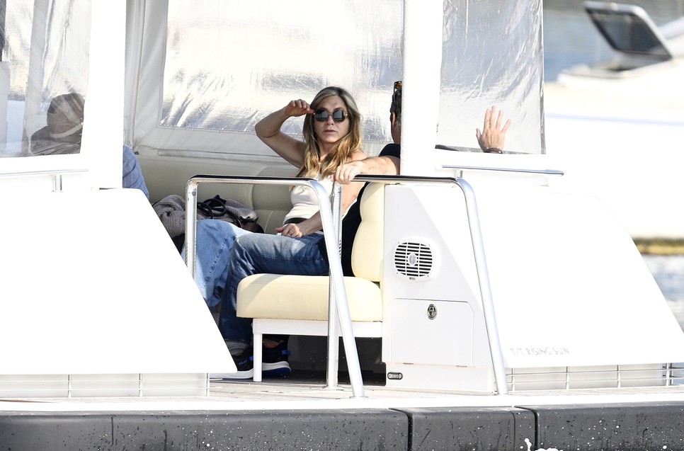 Jennifer Aniston egy jachton pihent barátaival és szerelmével
