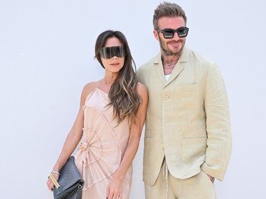 Victoria Beckham meztelenruhában gálázott férje oldalán: David Beckham nem is pózolhatott volna mellette büszkébben