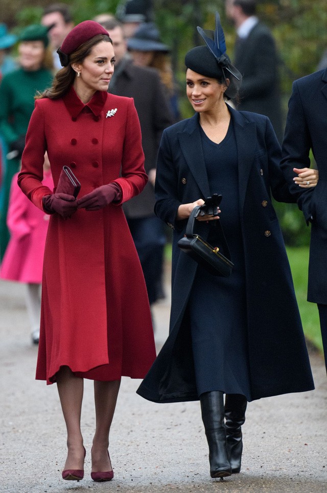 Milyen elegáns sógornők a hercegnék karácsonykor! Kate bordóban, a várandós Meghan pedig sötétkékben. Gyönyörűek!