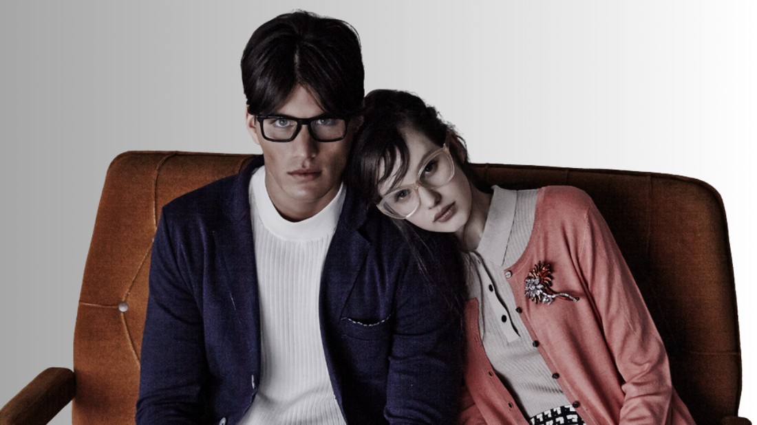 Mára a szemüvegek divatos kiegészítőkké váltak, és a tervezők különféle kreatív stílusokat alkotnak, a képzeletnek pedig nincs határa - Stylist: Csengő Kinga, Smink: Véger Fibi, Haj: Horváth Roland, Modellek: Noémi (attractive.com) Kötött felső: H&M, Kardigán: F&F, Bross: MAX MARA WEEKEND, Szemüveg: MICHAEL KORS – Optic World I Dan (vammodels.hu) Kötött póló: ZARA, Pamutzakó: GAS, Szemüveg: RAY-BAN – Optic World