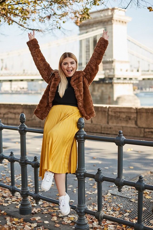 Norina sportcipős eleganciával zárja a hetet