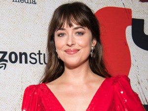 Dakota Johnson mindent elrontott a vörös szőnyegen, de így is megható volt a bevonulása