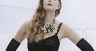 Fekete csipkében hódít Mihalik Enikő