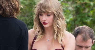 Taylor Swift ilyen lelkes koszorúslány volt barátnője esküvőjén!