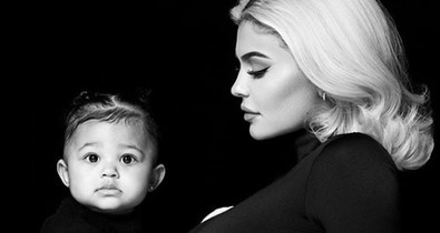 Heti cuki: Kylie Jenner 9 hónapos kislánya elképesztően élvezi édesapja koncertjét