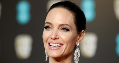 Angelina Jolie a nyári lenge öltözködés poszterlánya