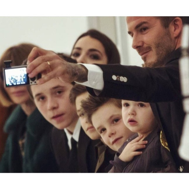 A papa gyorsan megörökíti ezt a fontos családi pillanatot (a háttérben Anna Wintour feje is bekandikál a fotóba).