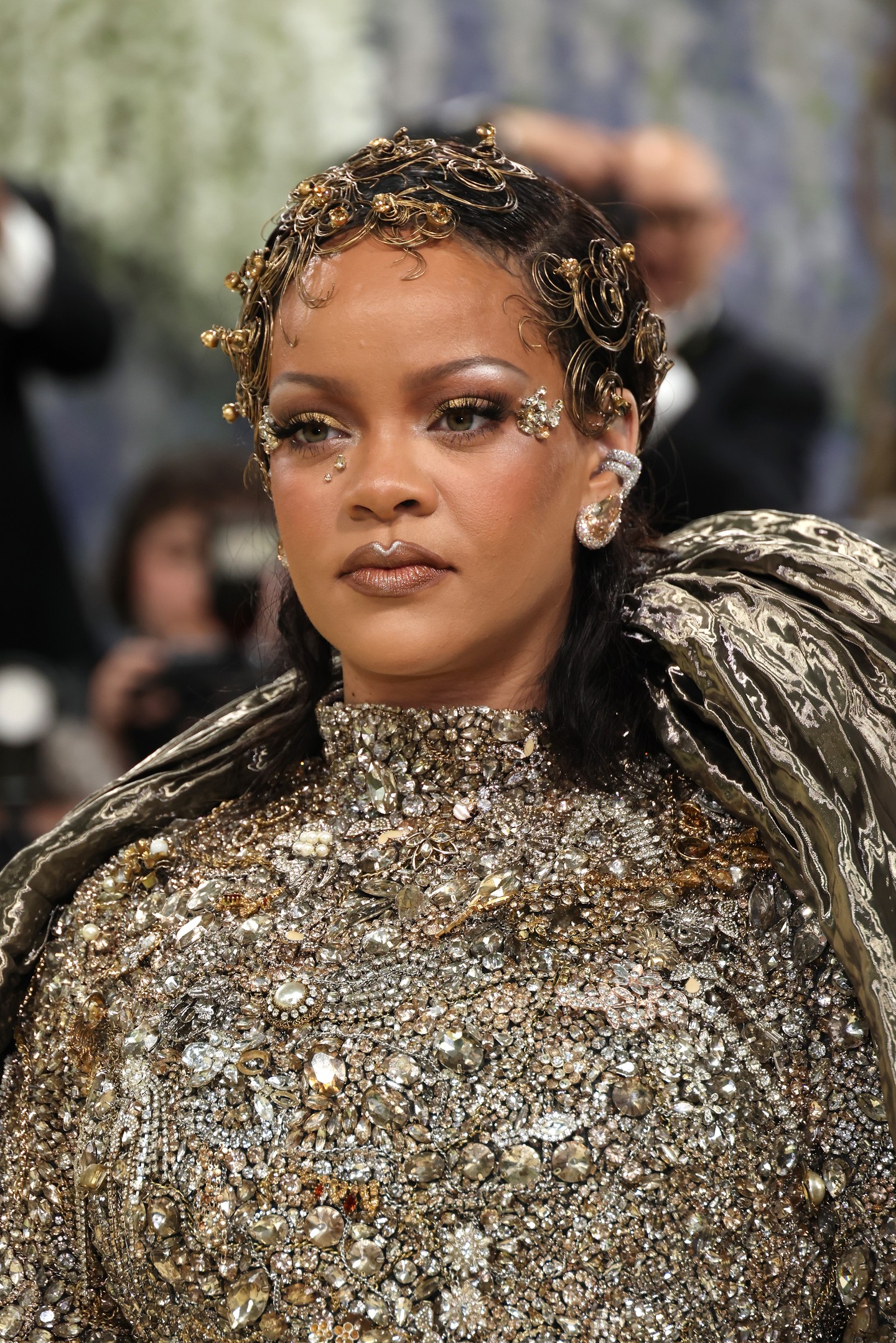 Rihanna ragyogó hajékszerekkel és csillogó kövekkel egészítette ki megjelenését
