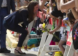 Hogy a kislányt sikerült-e felvidítani, azt soha nem tudjuk meg, az viszont biztos, hogy a fotósok napok óta vártak egy ilyen pózra...