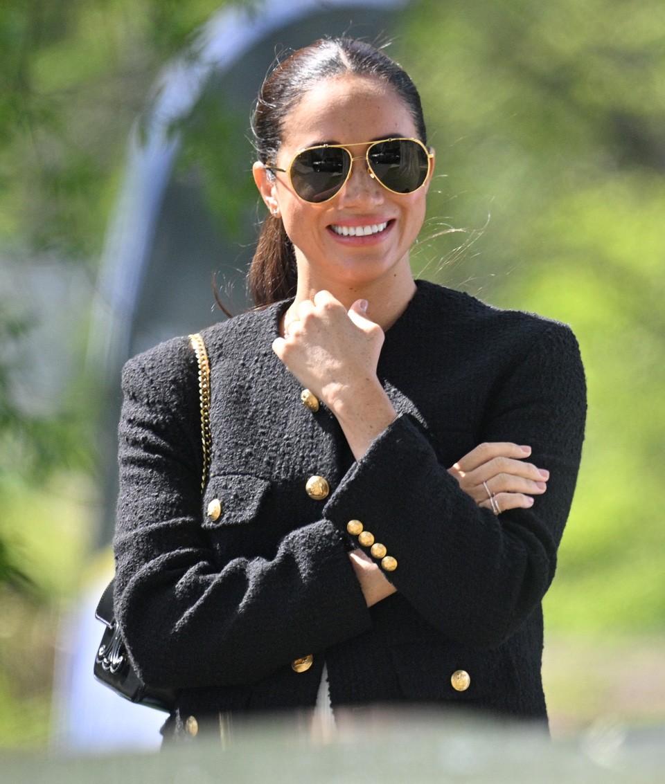   A buklé tweed Celine kiskabát mellé szintén arany-fekete kiegészítőket választott Meghan Markle