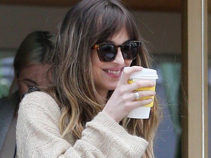 Dakota Johnson utcai szettje egyszerűen tökéletes, pedig semmi különleges nincs benne!