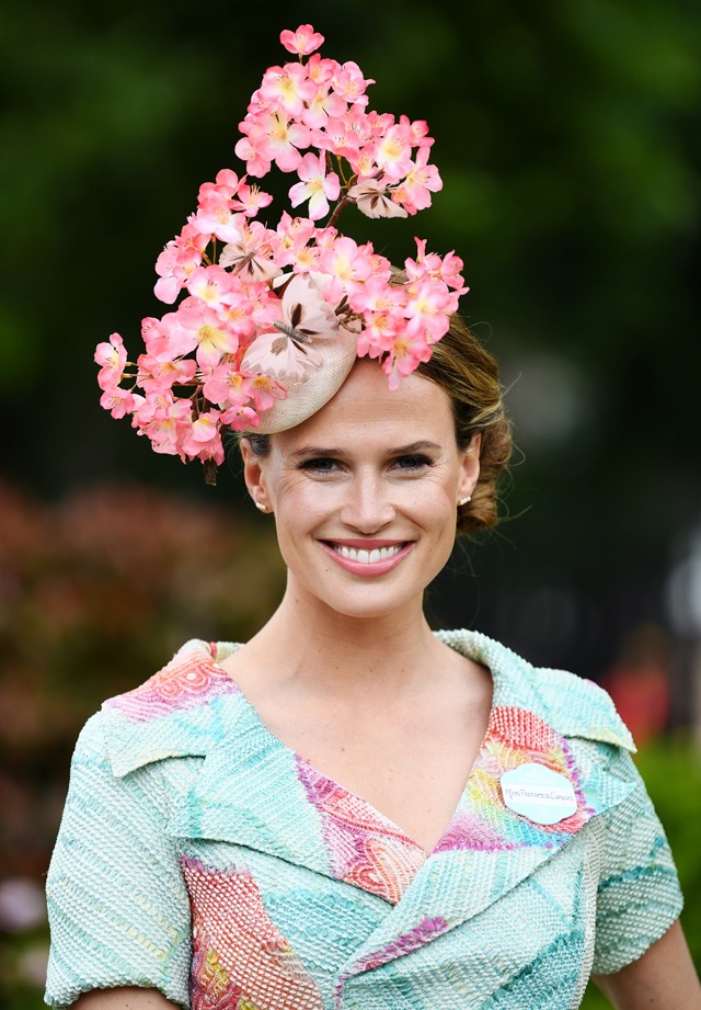 Az ausztrál Francesca Cumani lovas családból származik, aki szakértője a lovas eseményeknek. A begónaikalap lepkével című kompozíciója egészen bájos