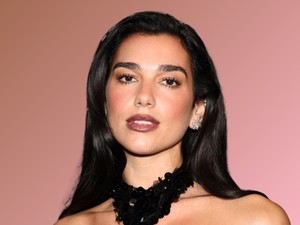 Megvalósult minden sztár rémálma: rajongók lopóztak be Dua Lipa szállodai szobájába