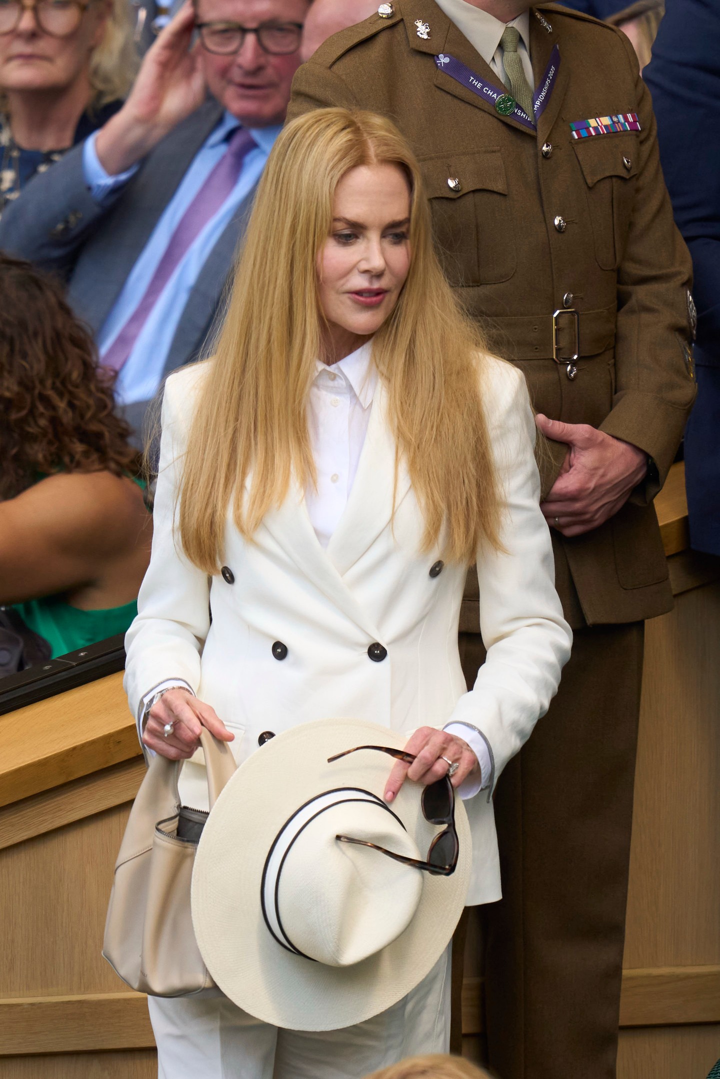 Nicole Kidman wimbledoni megjelenésében klasszikus férfi ruhákat ötvöz olaszos csavarral, és egy panama kalappal. Az ausztrál színésznő stílusosan tért vissza a tornára 30 évvel azután, hogy először vett részt rajta.