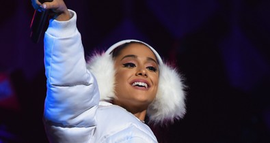 Ariana Grande megbotlott a színpadon, de elképesztően cukin kezelte a helyzetet