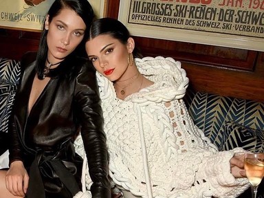Topmodellek akcióban: Kendall Jenner cicit villantott Mykonoson, ahol Bella Hadiddal lazulnak!