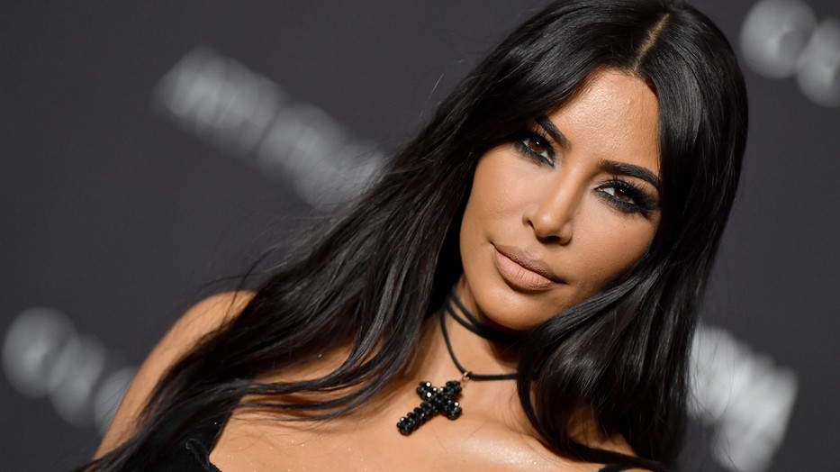 Kim Kardashian lett az év divatikonja, nem fogod elhinni milyen szettben vette át az elismerést