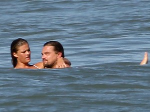 Tényleg ezzel a lánnyal jár az apatestet villantó Leonardo DiCaprio!