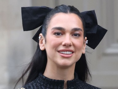 Dua Lipa szexi fűzőben forrósította fel a hangulatot: szédítő szettjétől a rajongók szája is tátva maradt