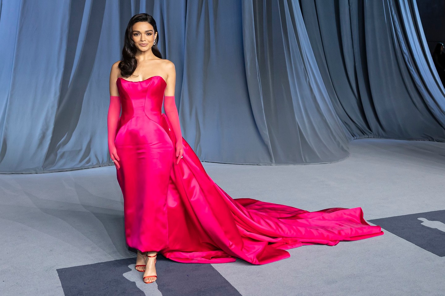 Rachel Zegler pink Tamara Ralph kreációjában keltett óriási feltűnést.  