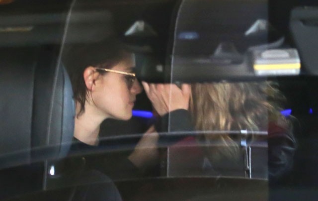 Kristen Stewart és Stella Maxwell csókja