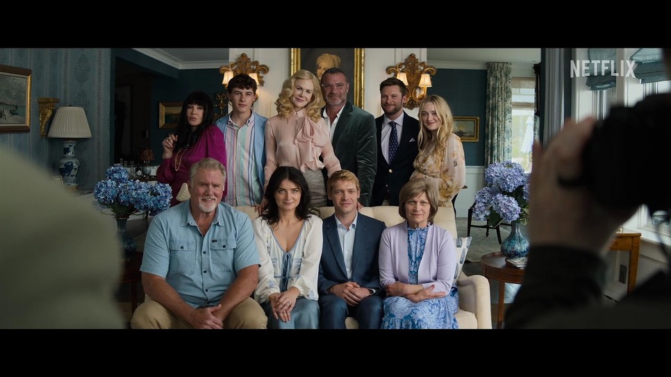 Tipikus amerikai, fehér faburkolattal kirakott, hatalmas, tengerparti ház ad otthont a kliséknek megfelelően arrogáns, problémás, és gazdag Winsbury családnak