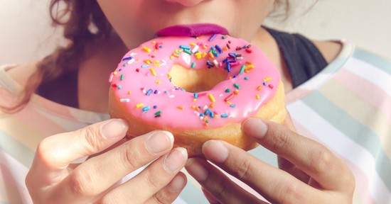5 jel, hogy túl sok cukrot eszel: ilyen félelmetes nyomai lehetnek a testeden, ha túlzásba esel az édességekkel