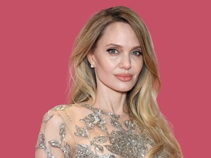 Angelina Jolie élete egyik legbátrabb meztelenruhájában ragyogott, óriási feltűnést keltett