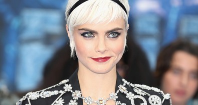 Cara Delevingne elegáns dekoltázsvillantása a premieren