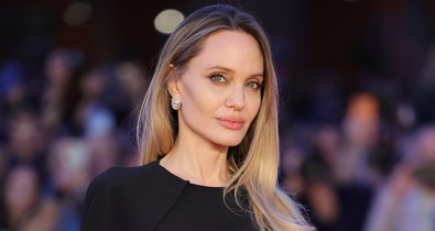 Angelina Jolie hát néküli ruhában mutatta meg tetoválásait, egészen elképesztően festett a színésznő