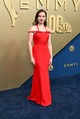 Cailee Spaeny piros, masnikkal díszített Miu Miu kreációjából csak úgy árad az elegancia. 